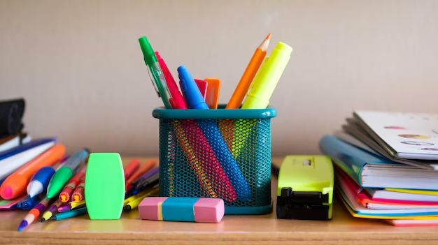 没问题，灰叔。针对您刚上传的关于“日常文具用品”的博客截图（image_fcb41b.jpg），我为您产出最符合 SEO 逻辑且匹配澳洲市场语境的 Alternative Text。

推荐方案：SEO 专家首选版
Alt Text: A colourful variety of essential stationery items for school and office use, including pens, pencils, highlighters, and notebooks organized on a desk