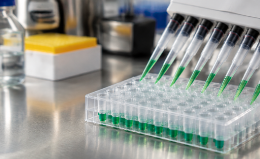 Multichannel pipettor arranged with pipette tips on a laboratory workstation