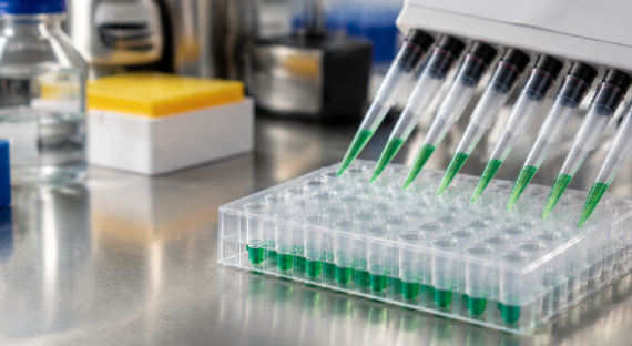 Multichannel pipettor arranged with pipette tips on a laboratory workstation